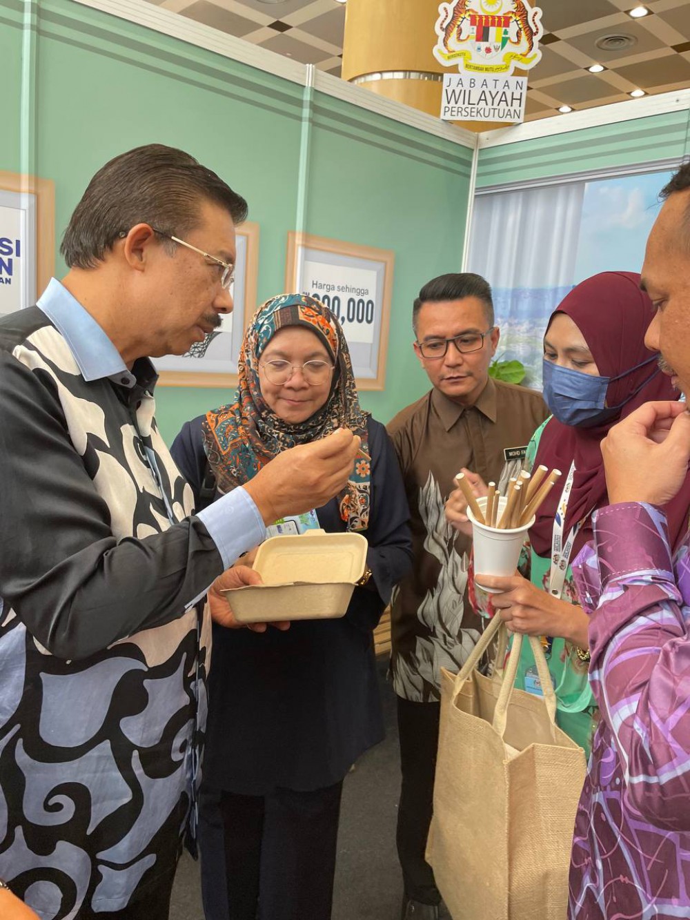 Pameran, Kuiz dan Survey Berkaitan Penggunaan Produk Biodegradasi  di Putrajaya Open Day